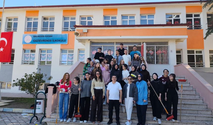 Üniversiteli gençlerden İlkokula çocuklar için oyun alanı