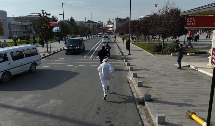 Hızlı giden motosikleti kazalara dikkat çekmek için kovaladılar