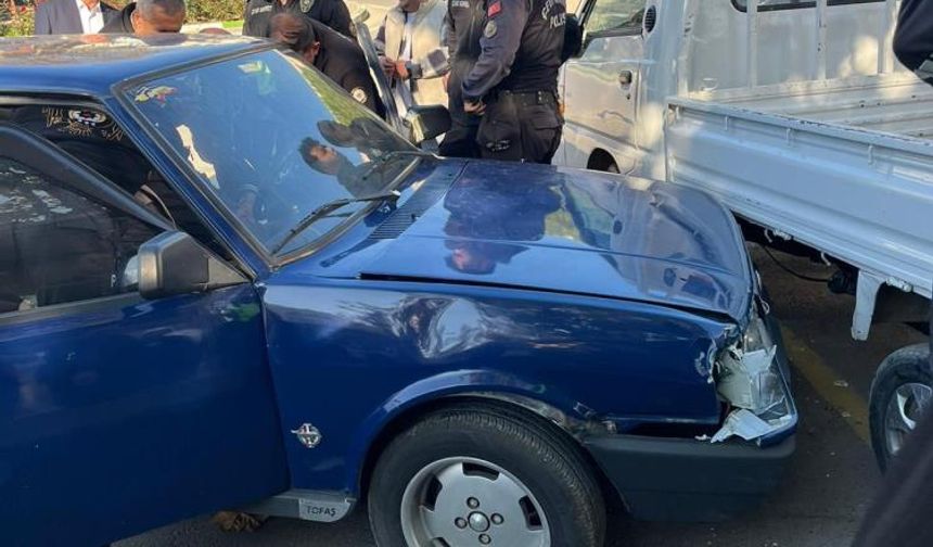 Bursa’da direksiyon hakimiyetini kaybeden sürücü kamyonete çarptı