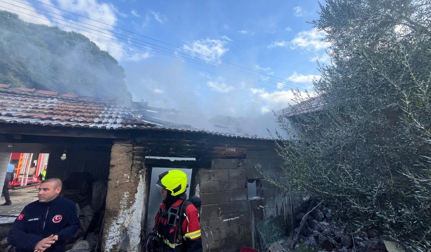 Balıkesir'de depoda yangın