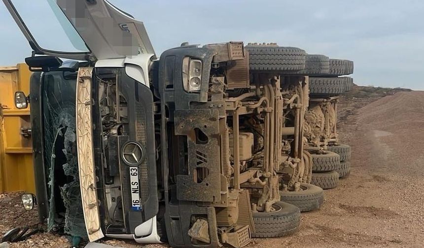 Kontrolden yükünü boşaltan kamyon devrildi : 1 yaralı
