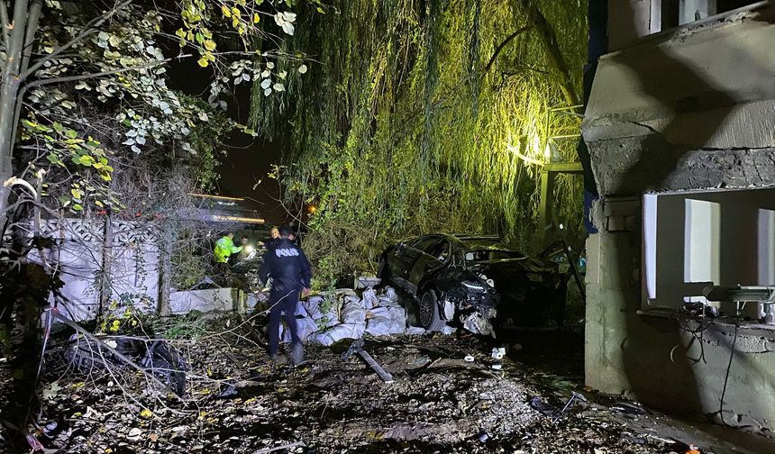 Köprü üstünde çarpışan otomobiller bahçeye uçtu: 1 ölü, 4 yaralı