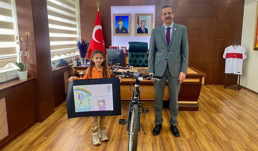 Dilimizin Zenginlikleri Projesi yarışmasında dereceye giren öğrencilere ödül