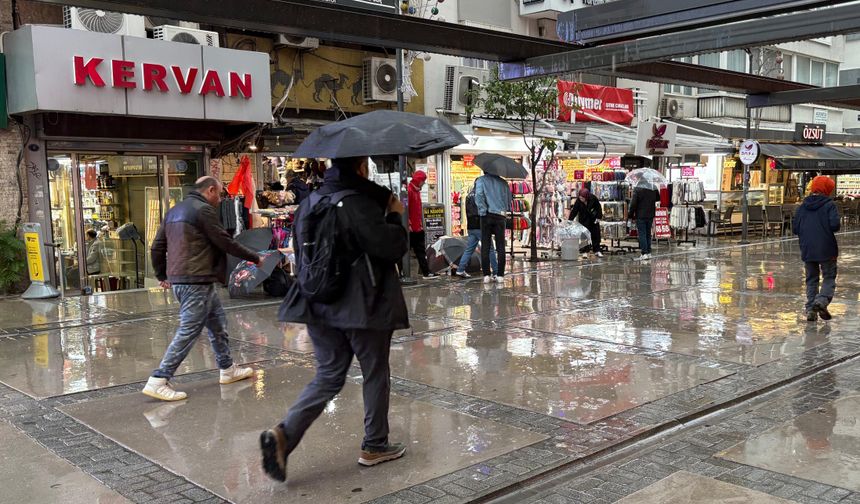 İzmir'de sağanak etkili oluyor