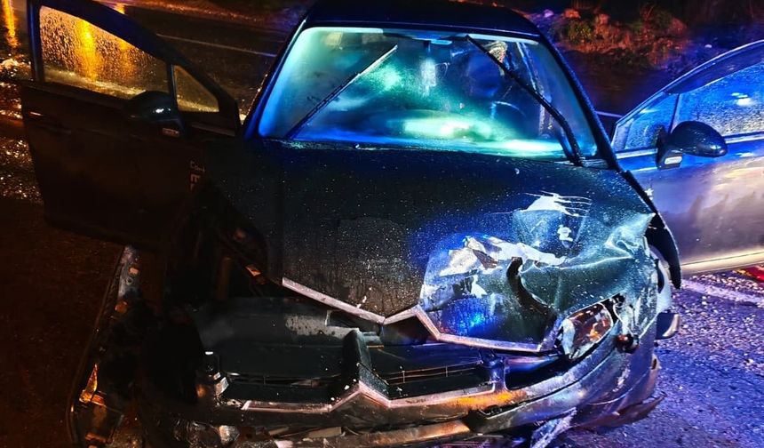 Kırklareli’nde yağışlı yolda zincirleme kaza: 3 araç birbirine girdi, 4 yaralı