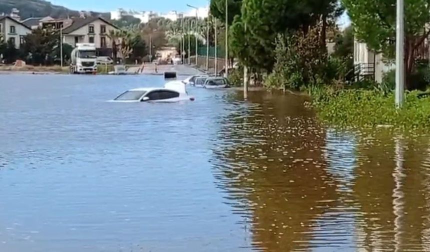 Dikili'de araçlar su altında kaldı