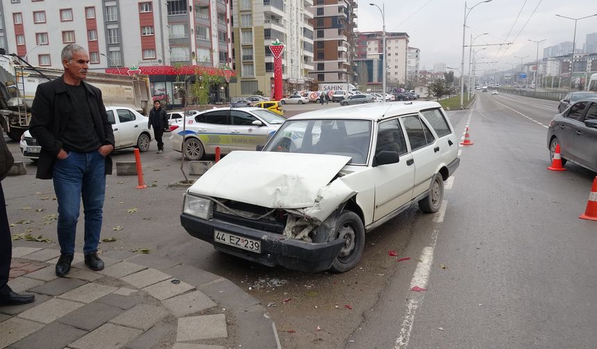 Malatya'da iki otomobil çarpıştı: 2 yaralı