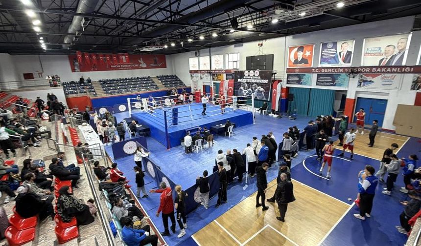 160 boksör ringe çıktı, Buse Naz Çakıroğlu sporculara destek verdi