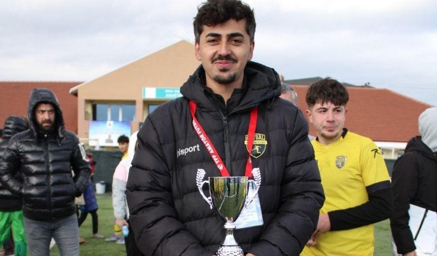 BESYO Mezunu Genç Hoca Sezonu Kupa ile Taçlandırdı