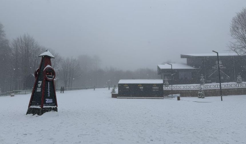 Kartepe'de lapa lapa kar yağıyor