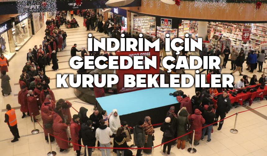İndirim için mağazanın dışına çadır kurdular