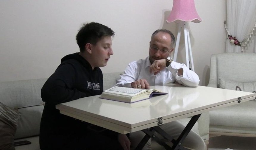 Kur'an-ı Kerim'i ezberlemenin ötesine geçti: Ayetlerin sayfasını ve satırını saniyeler içinde söylüyor