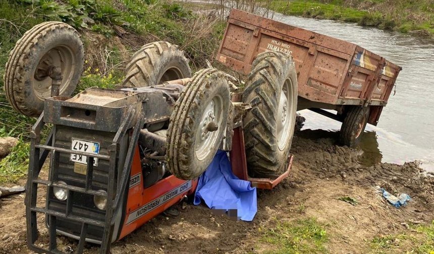 Toprak yolda devrilen traktörün altında kalan sürücü hayatını kaybetti