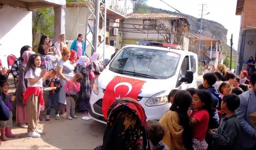 Polis ekipleri ihbarla gittikleri mahallede kutlamayla karşılandı