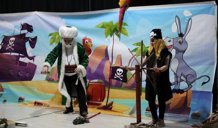 Çocuklar "Nasrettin Hoca Korsanlara Karşı" oyununda buluştu