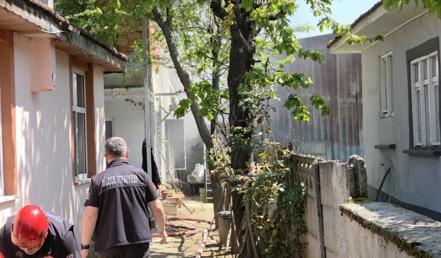 Ocakta unutulan çaydanlık yandı