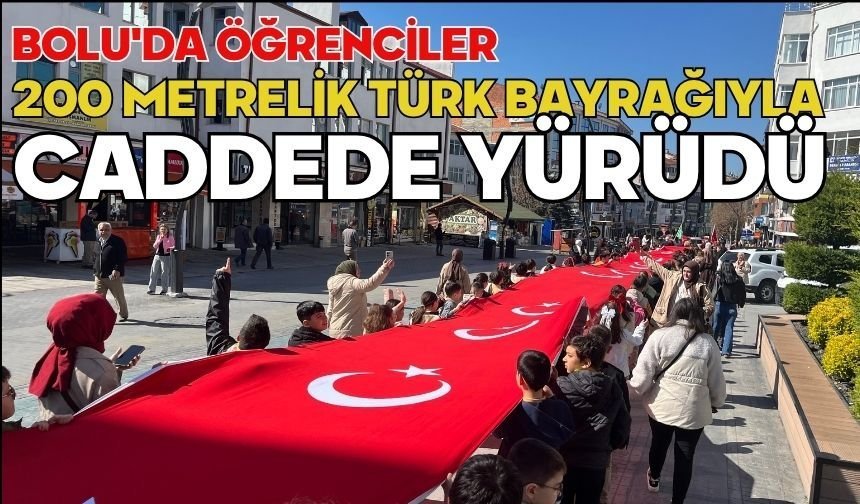Bolu'da öğrenciler 200 metrelik Türk bayrağıyla caddede yürüdü