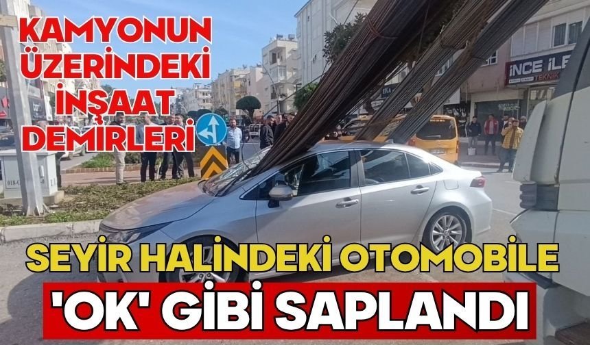 Kamyonun üzerindeki inşaat demirleri seyir halindeki otomobile 'ok' gibi saplandı