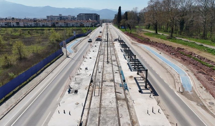 İzmit ve Kartepe'yi birbirine bağlayan tramvay hattında raylar birleştirildi