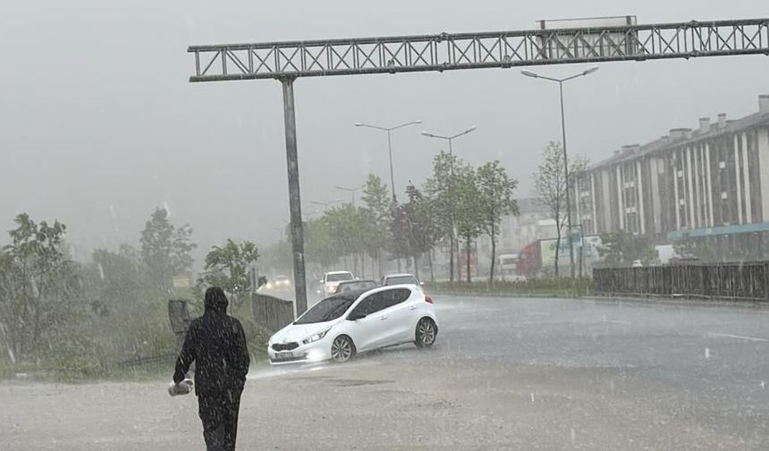 Aniden bastıran sağanak Düzcelileri hazırlıksız yakaladı