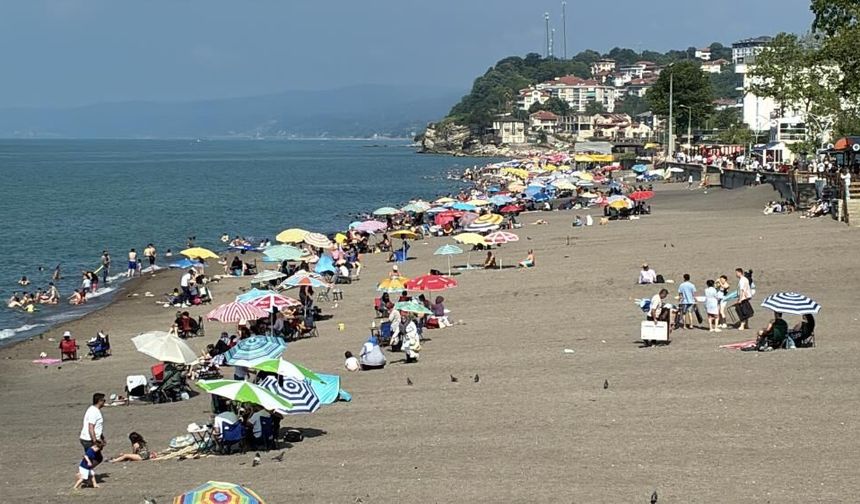 Düzce'de sıcak havayı fırsat bilenler denize koştu