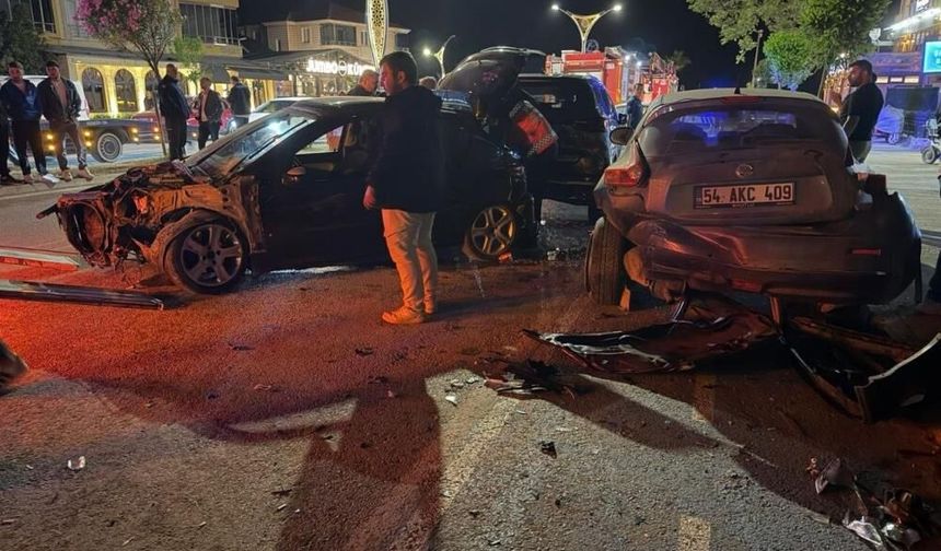 Kontrolden çıkan otomobil park halindeki araçlara çarptı: O anlar kamerada