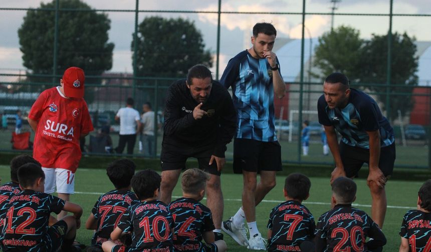Adem Güçlü'nün Sözleri Objektiflere Yansıdı