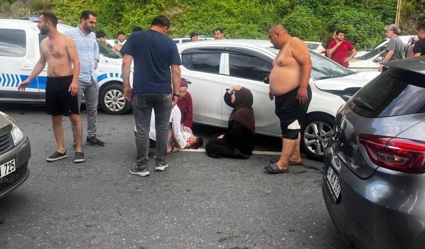 Yolun karşısına geçerken otomobilin çarptığı baba ve oğlu ağır yaralandı