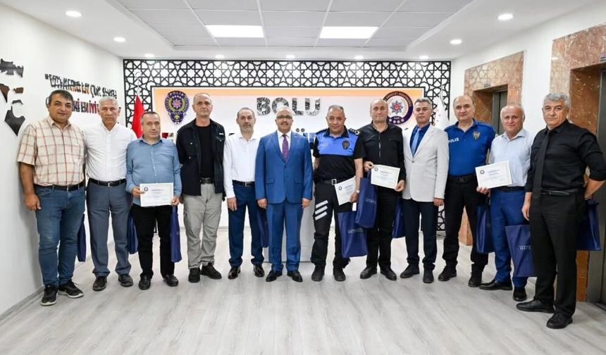 Bolu'da emekliye ayrılan polislere teşekkür belgesi