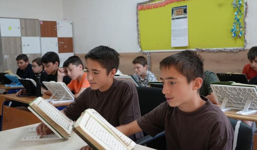 13 yaşındaki ikiz kardeşler birlikte Kur'an-ı Kerim'i ezberleyerek hafız oldu