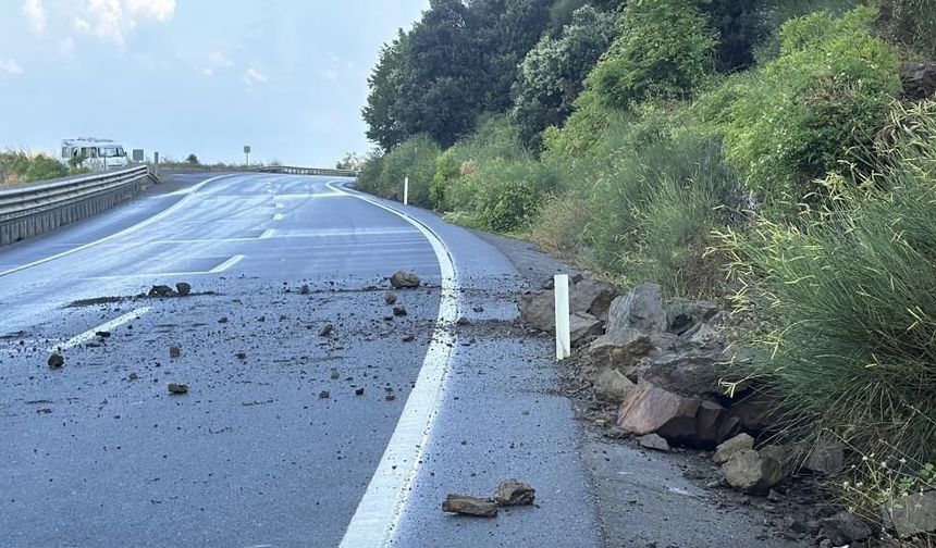 Alaplı-Akçakoca yolunda heyelan ulaşımı aksattı