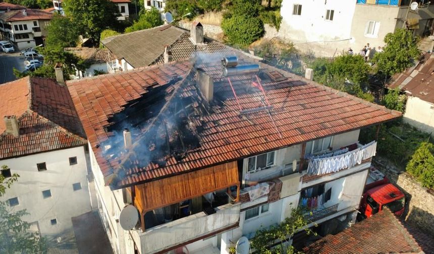 Safranbolu’da 3 katlı evin çatısında çıkan yangın söndürüldü