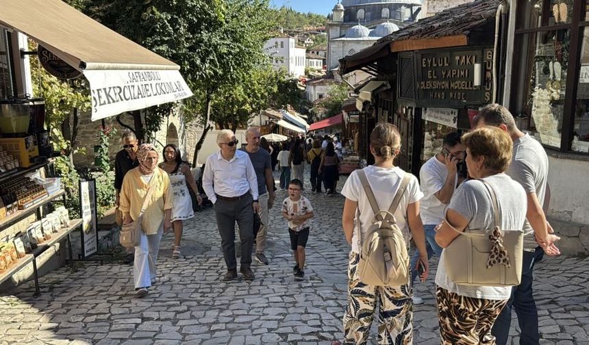 Tarihi sokaklarda hafta sonu hareketliliği