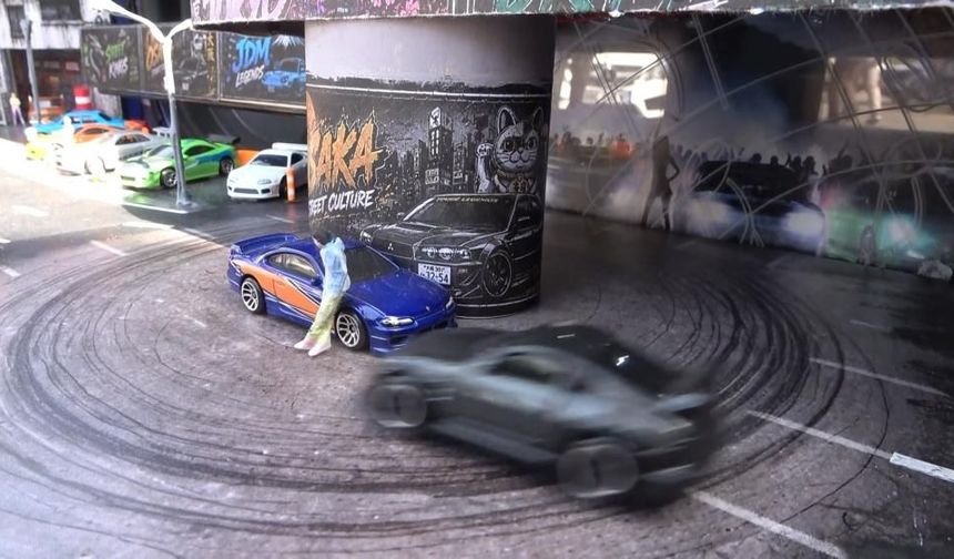 Bagajda drift atan oyuncak otomobil görenleri şaşırttı