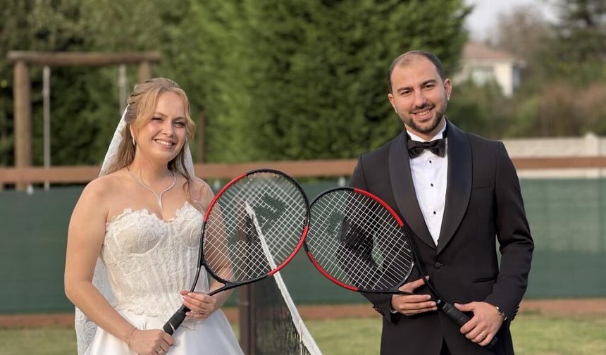 Genç çift tenis kortunda evlendi
