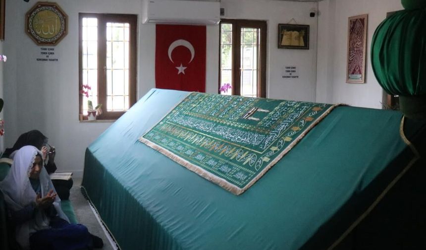 Şehre ve nehre adı verildiği rivayet edilen zatın türbesinde huzur buluyorlar