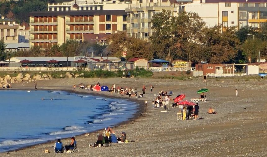 Kastamonu'da vatandaşlar yazdan kalma günün tadını sahilde çıkardı
