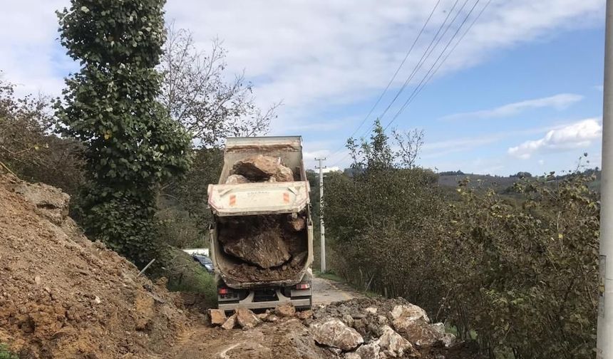 Düzce'de kayan köy yoluna müdahale edildi