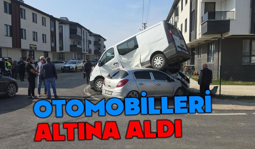 Otomobilin çarptığı minibüs park halindeki aracın üzerine çıktı: 3 yaralı