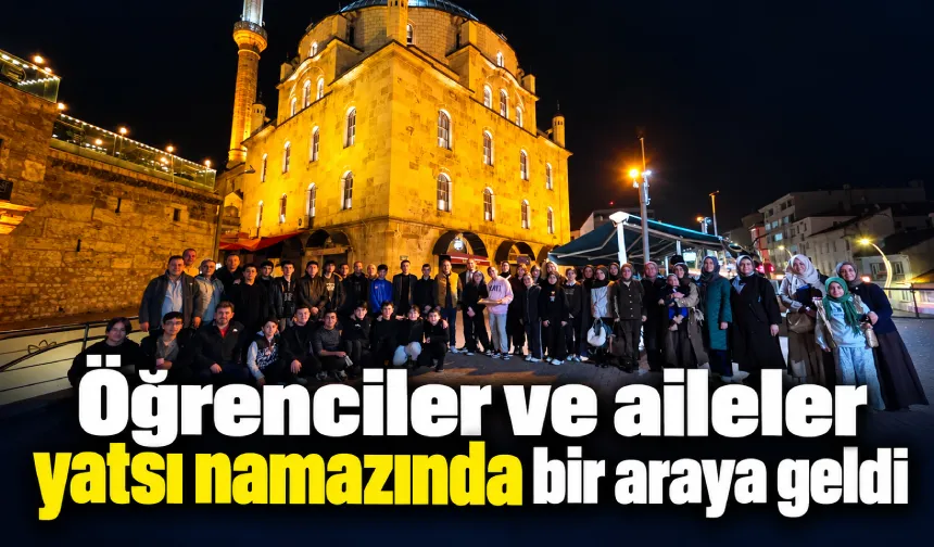 Bolu’da öğrenciler ve aileleri yatsı namazında aynı safta buluştu