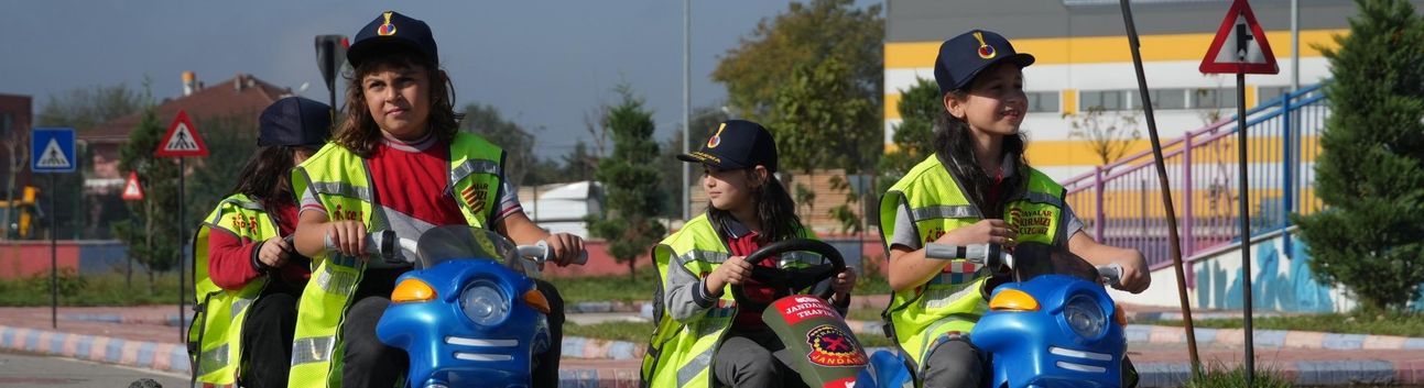 Jandarma ekipleri miniklere trafik kurallarını uygulamalı anlatıyor